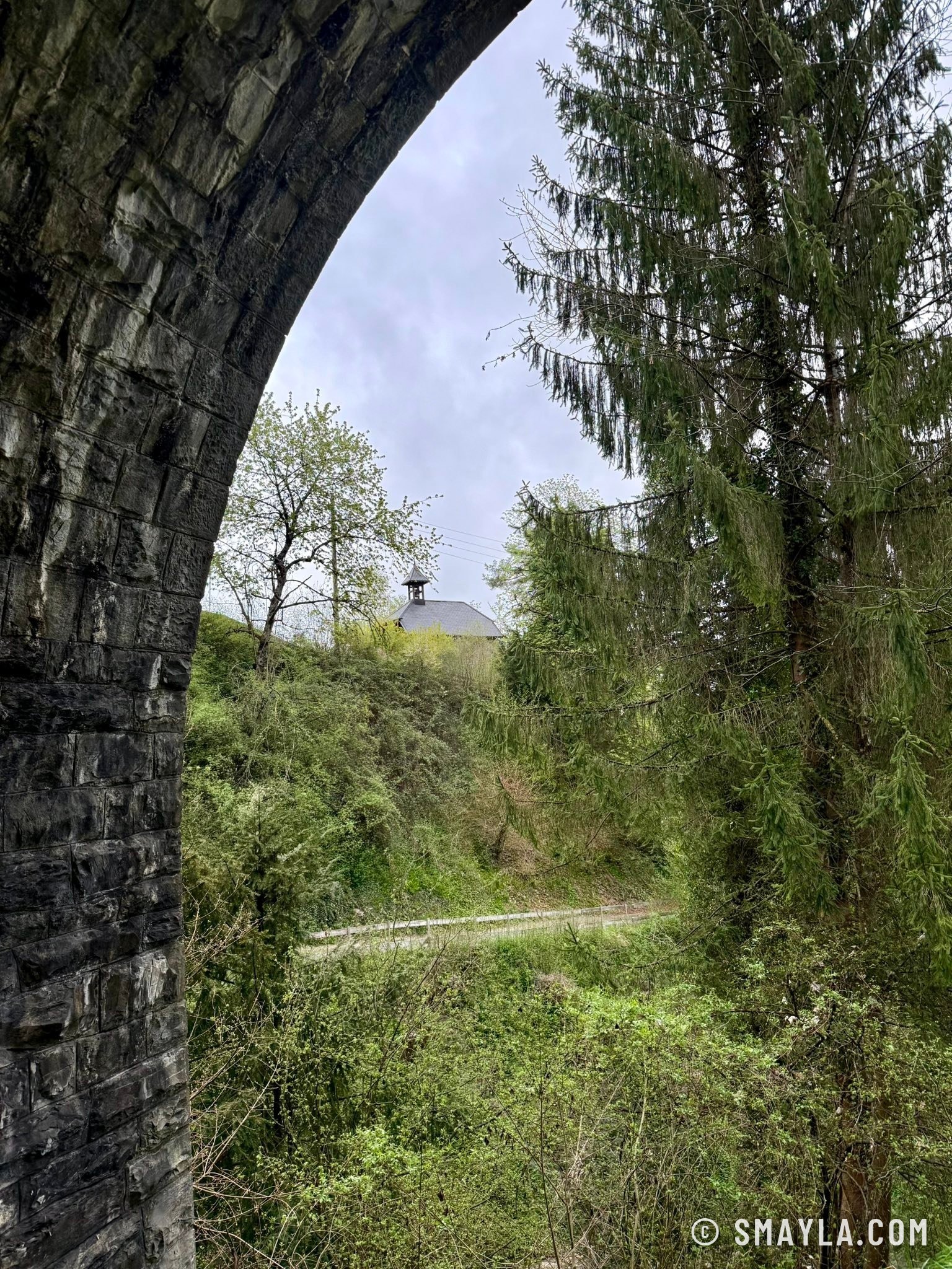 Sous l'arche du viaduc