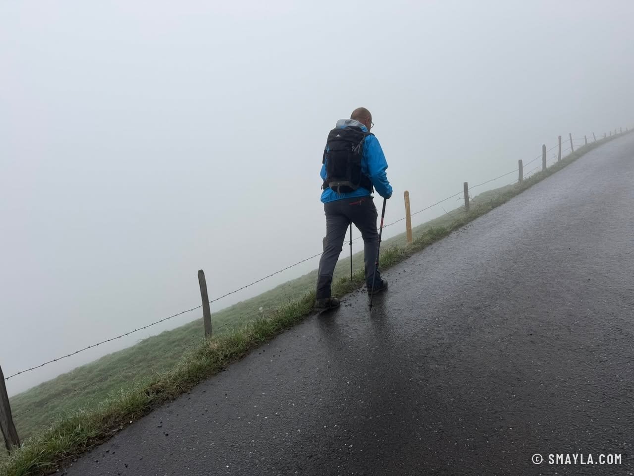 Christian sur la route mouillée