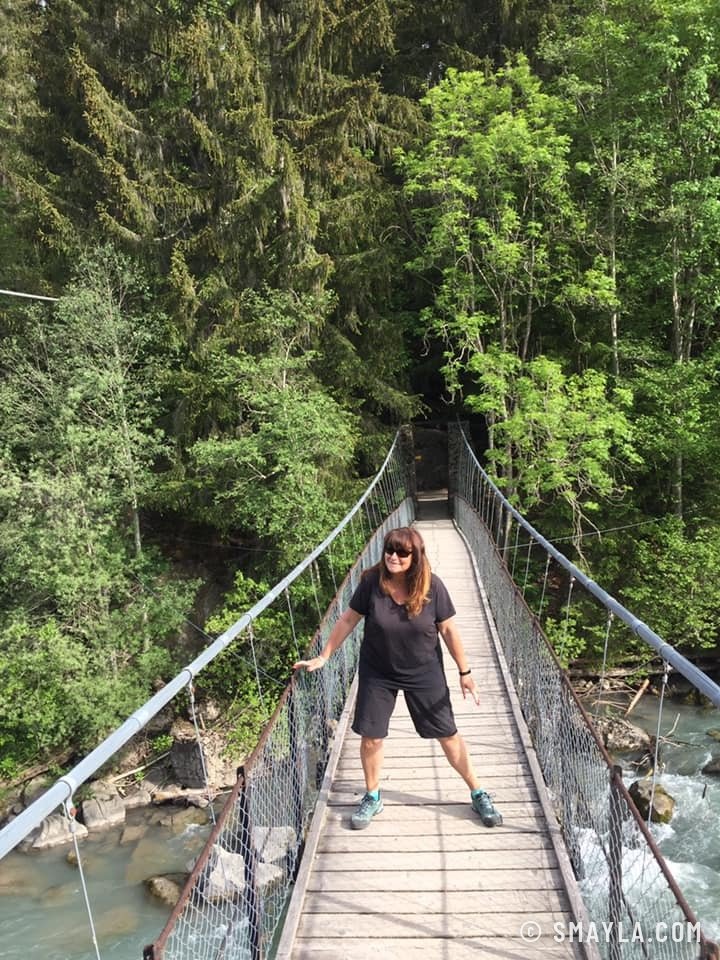 Emmanuelle auf einer Hängebrücke