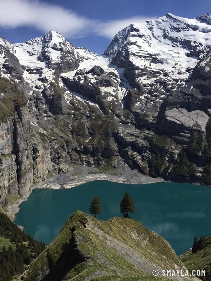 Der See und die verschneiten Gipfel