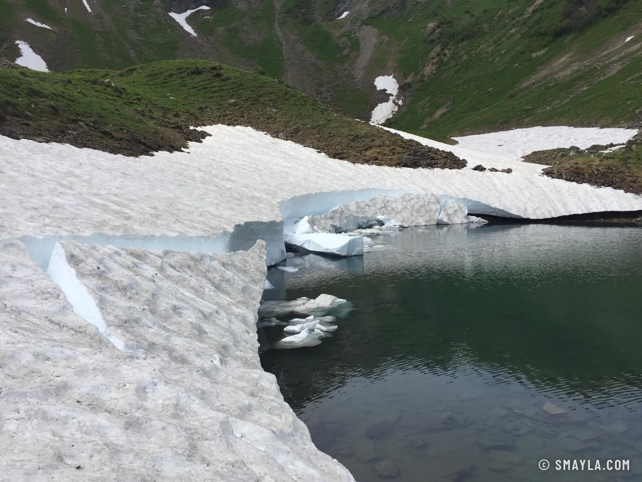 Petit lac encore à moitié gelé