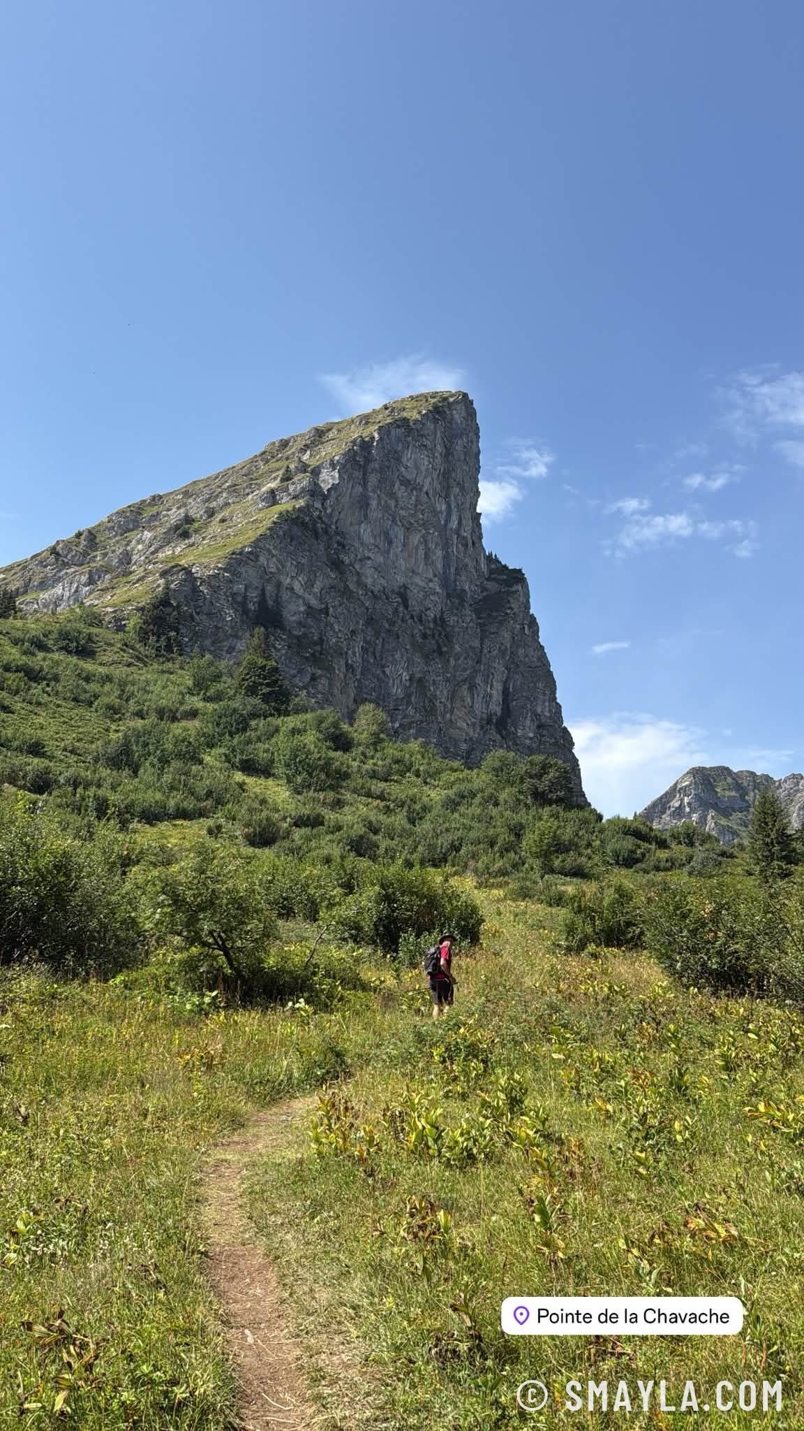 Dent rocheuse au-dessus du sentier