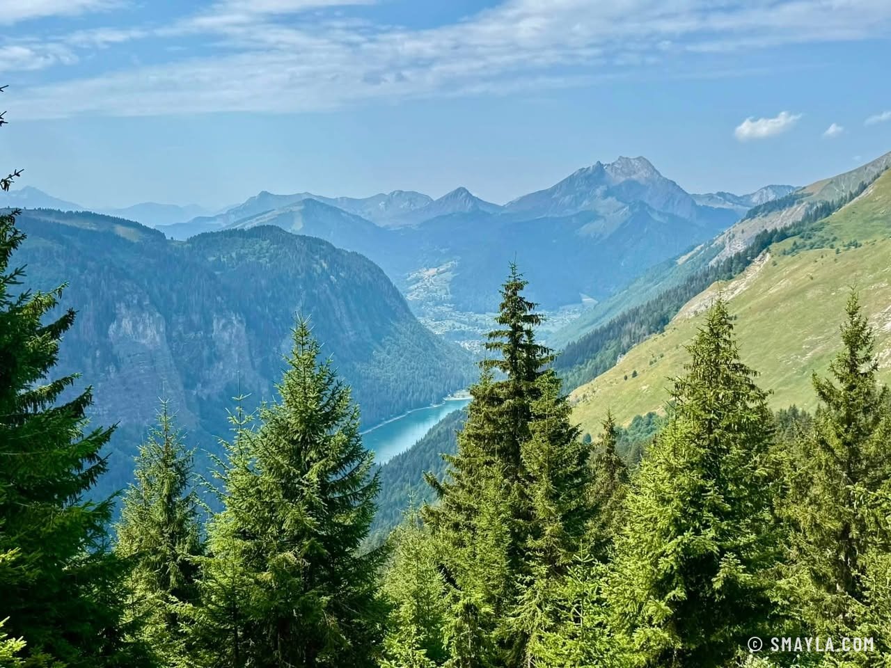 Vallée et lac vus d'en haut