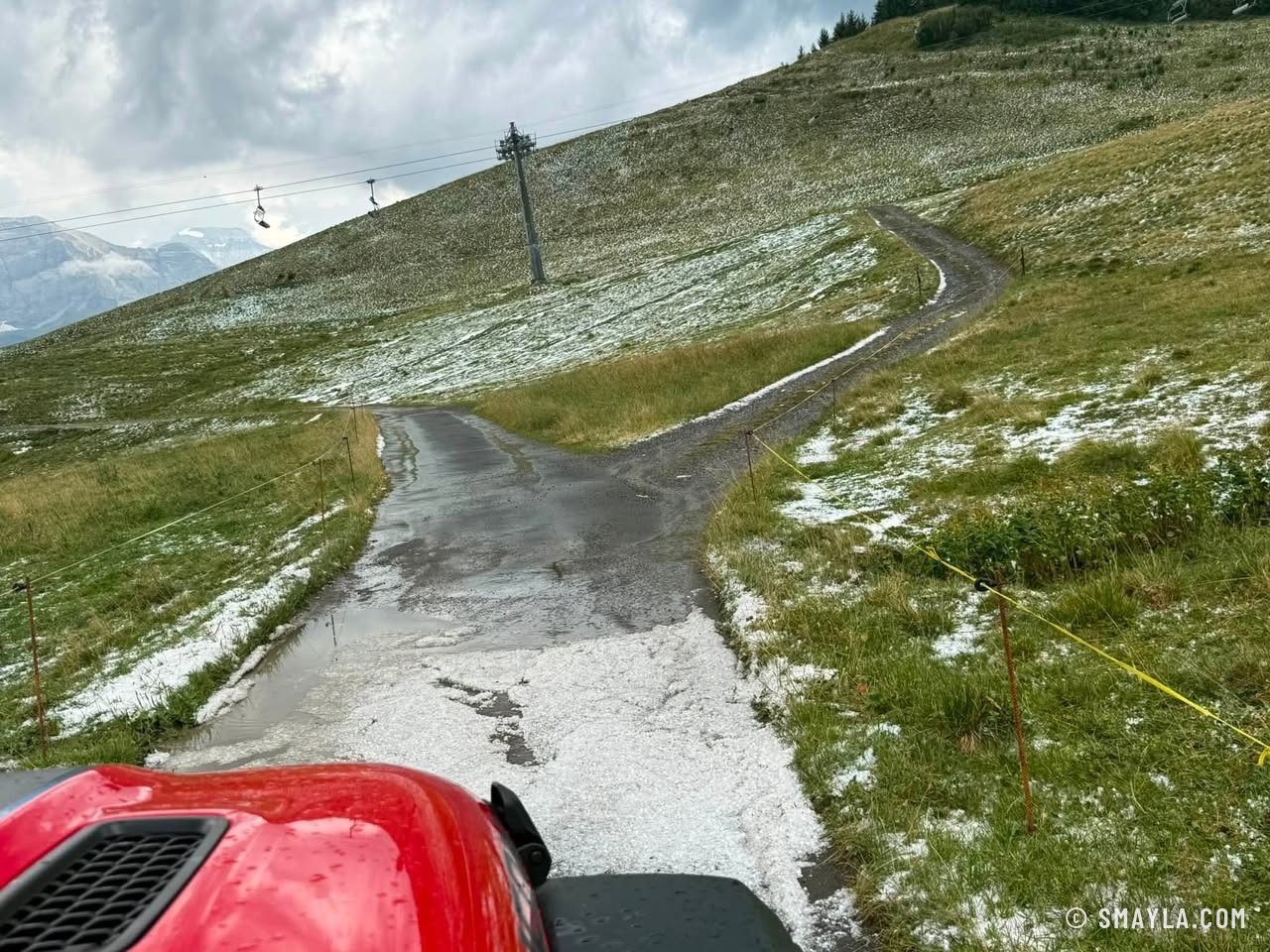 Route blanchie par la grêle