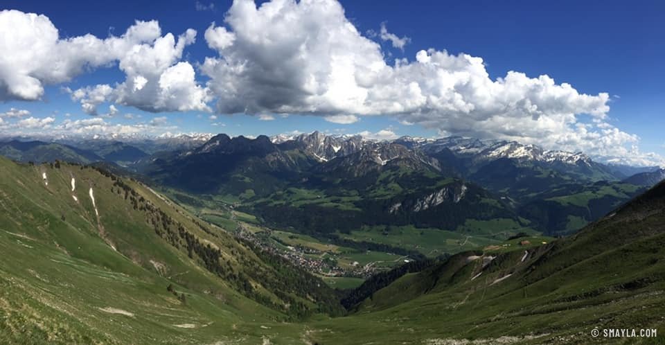 Crêtes et vallée sous les nuages