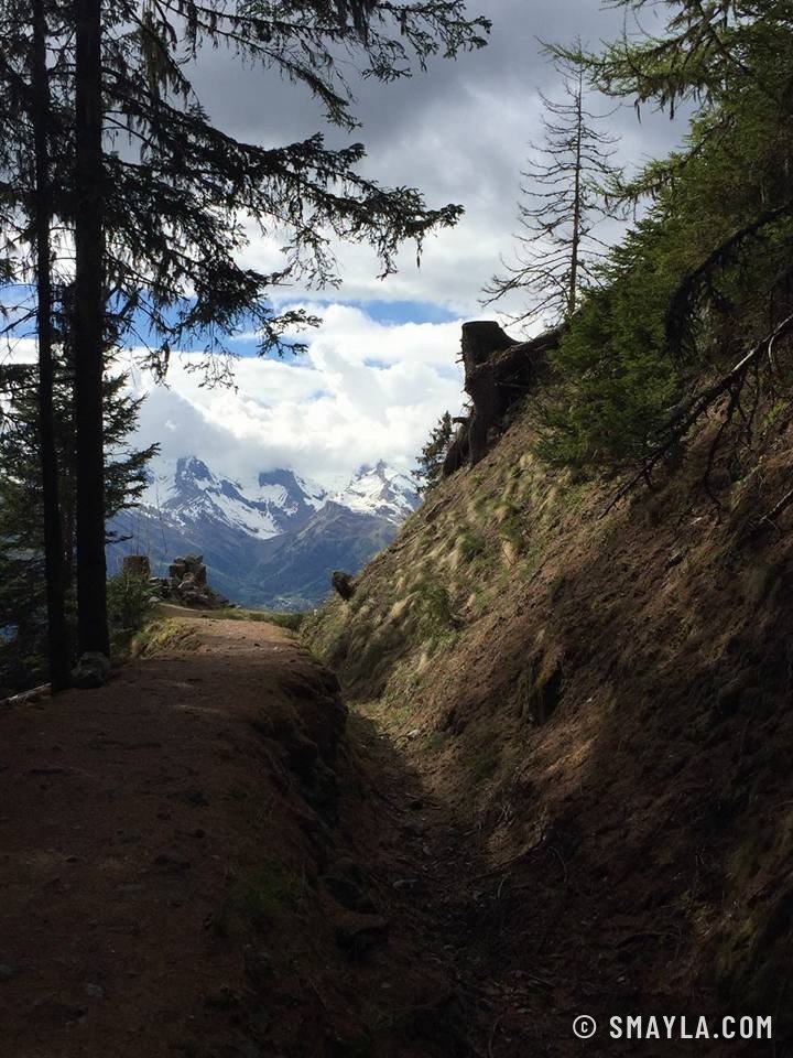 Le chemin creux vers les sommets enneigés