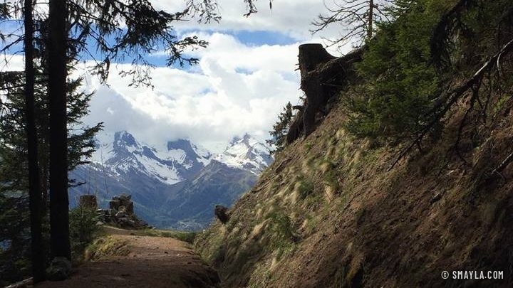 Le chemin creux vers les sommets enneigés