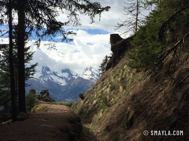Le chemin creux vers les sommets enneigés