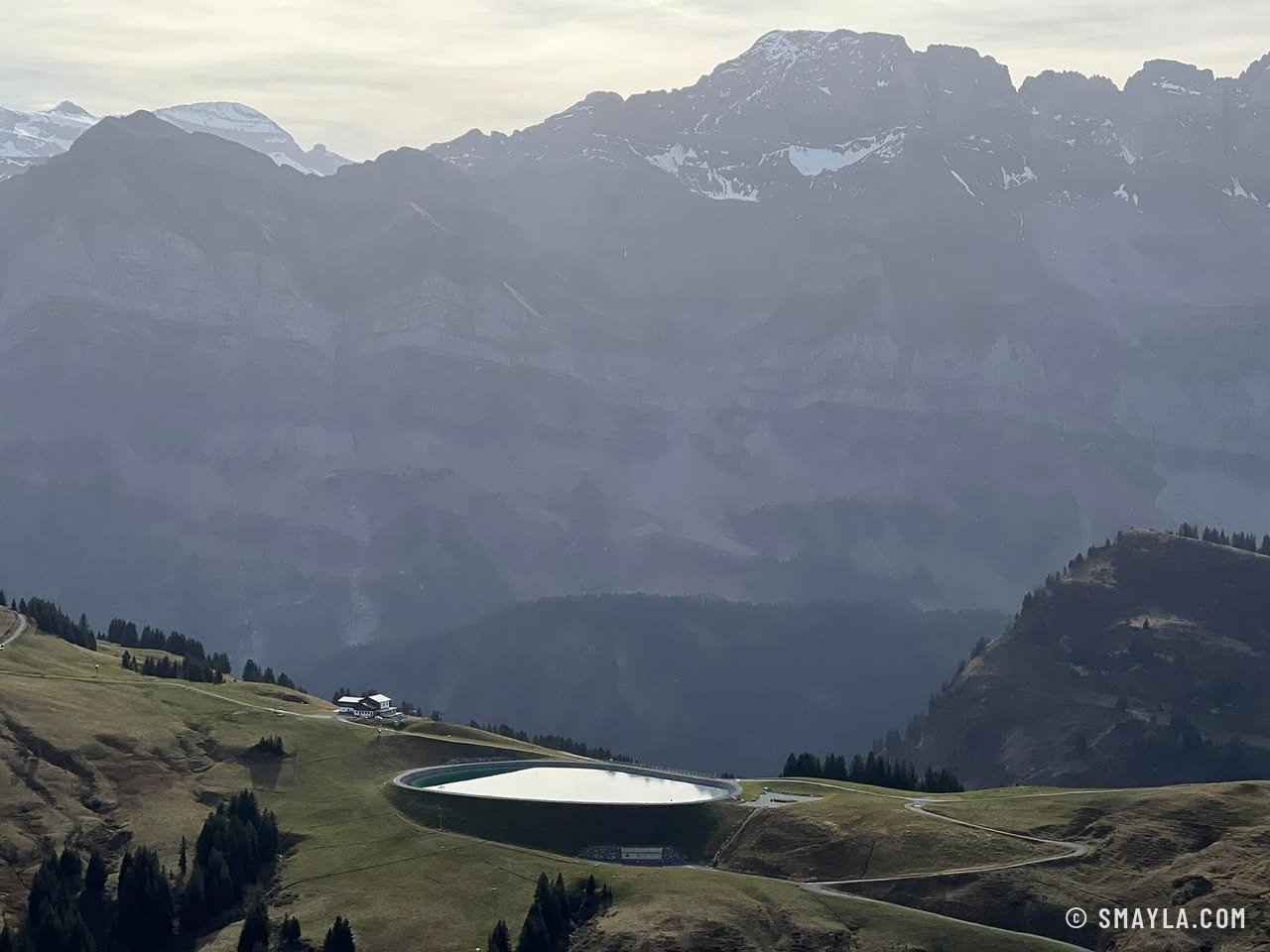 Lac au fond de la vallée