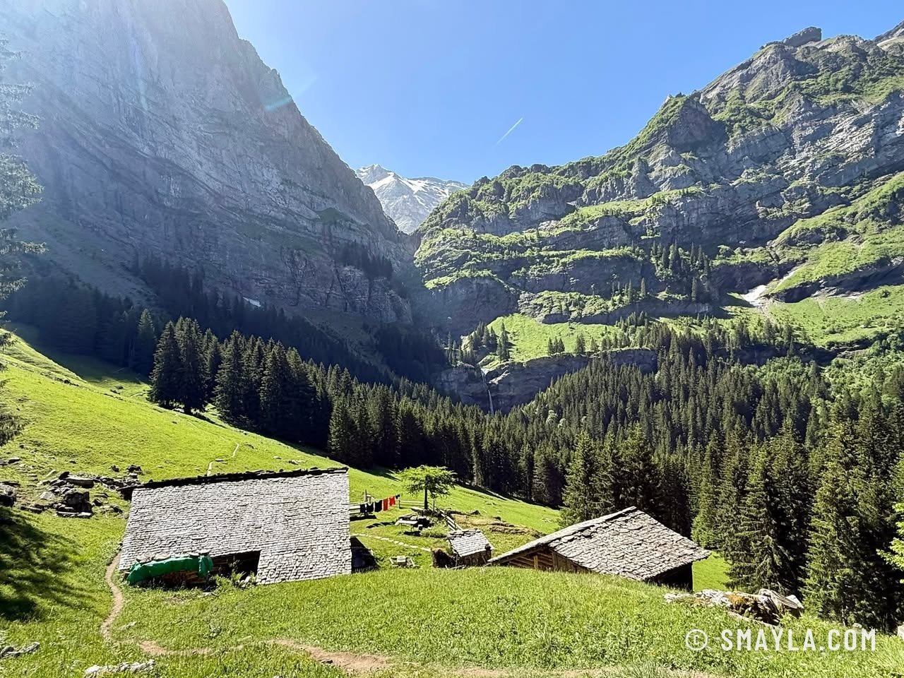 Chalets d'alpage et falaises