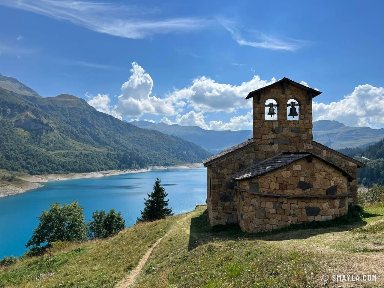 La chapelle au-dessus du lac de Roselend