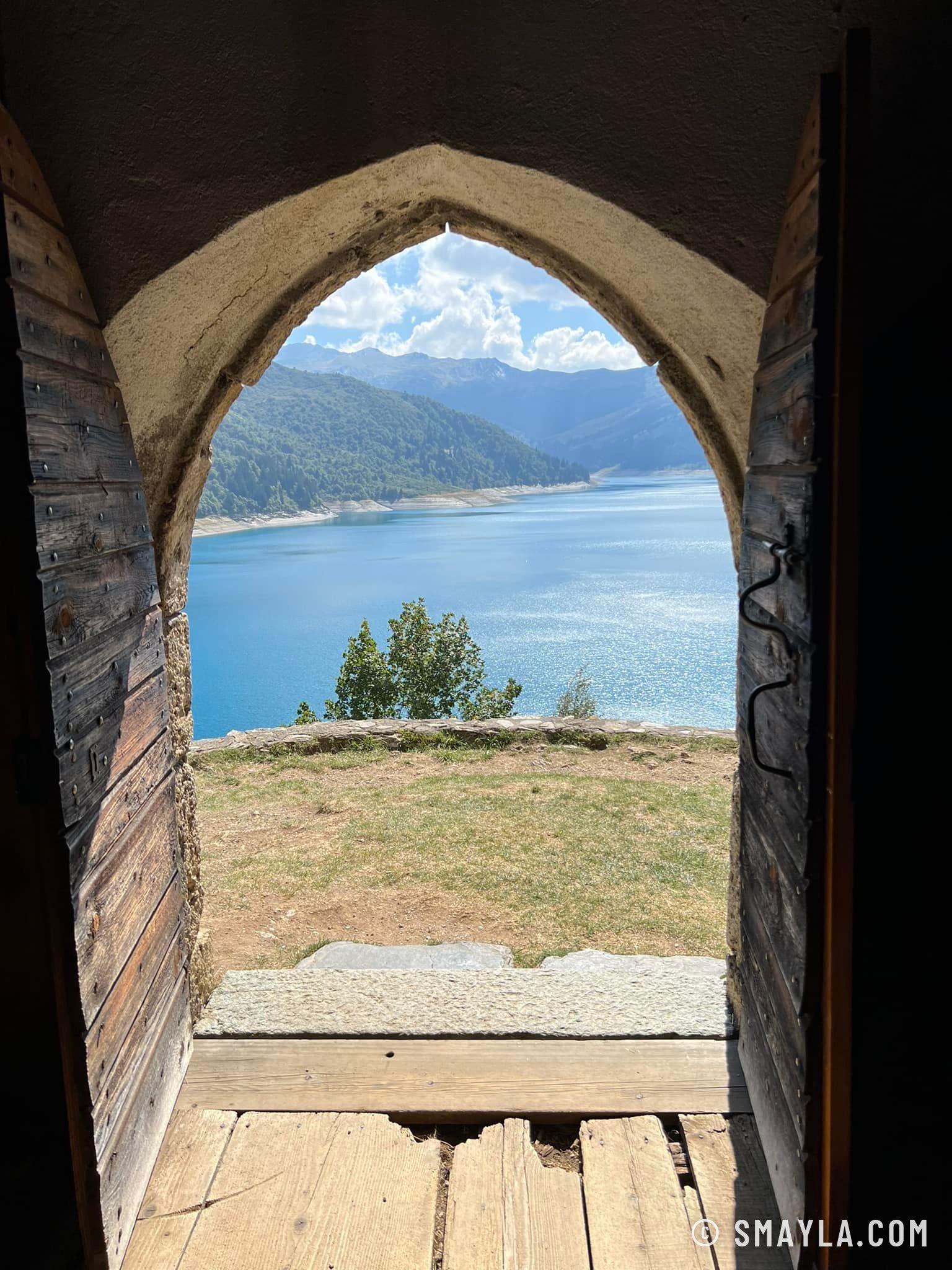Le lac vu depuis la porte de la chapelle