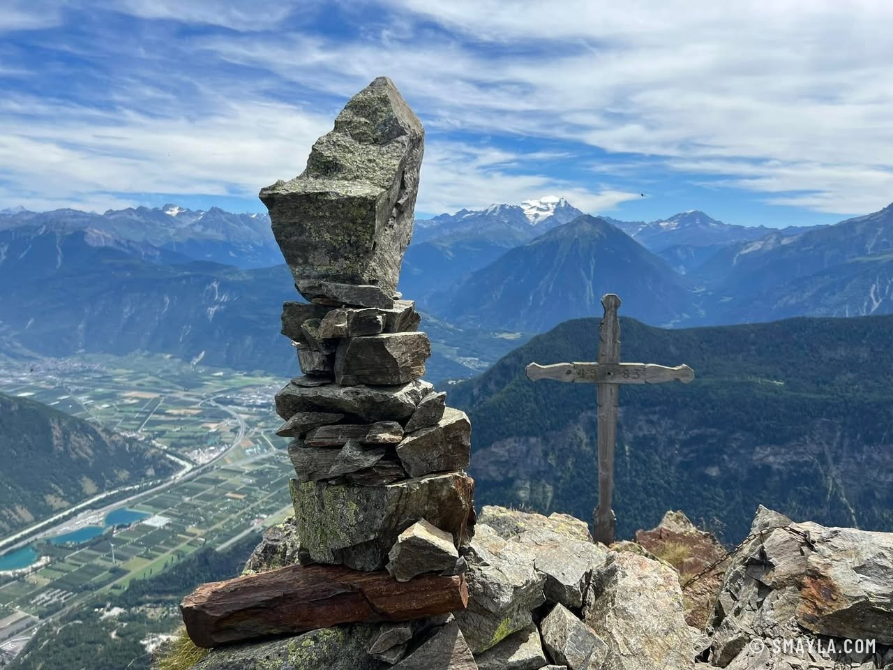 Cairn et croix au-dessus de la vallée
