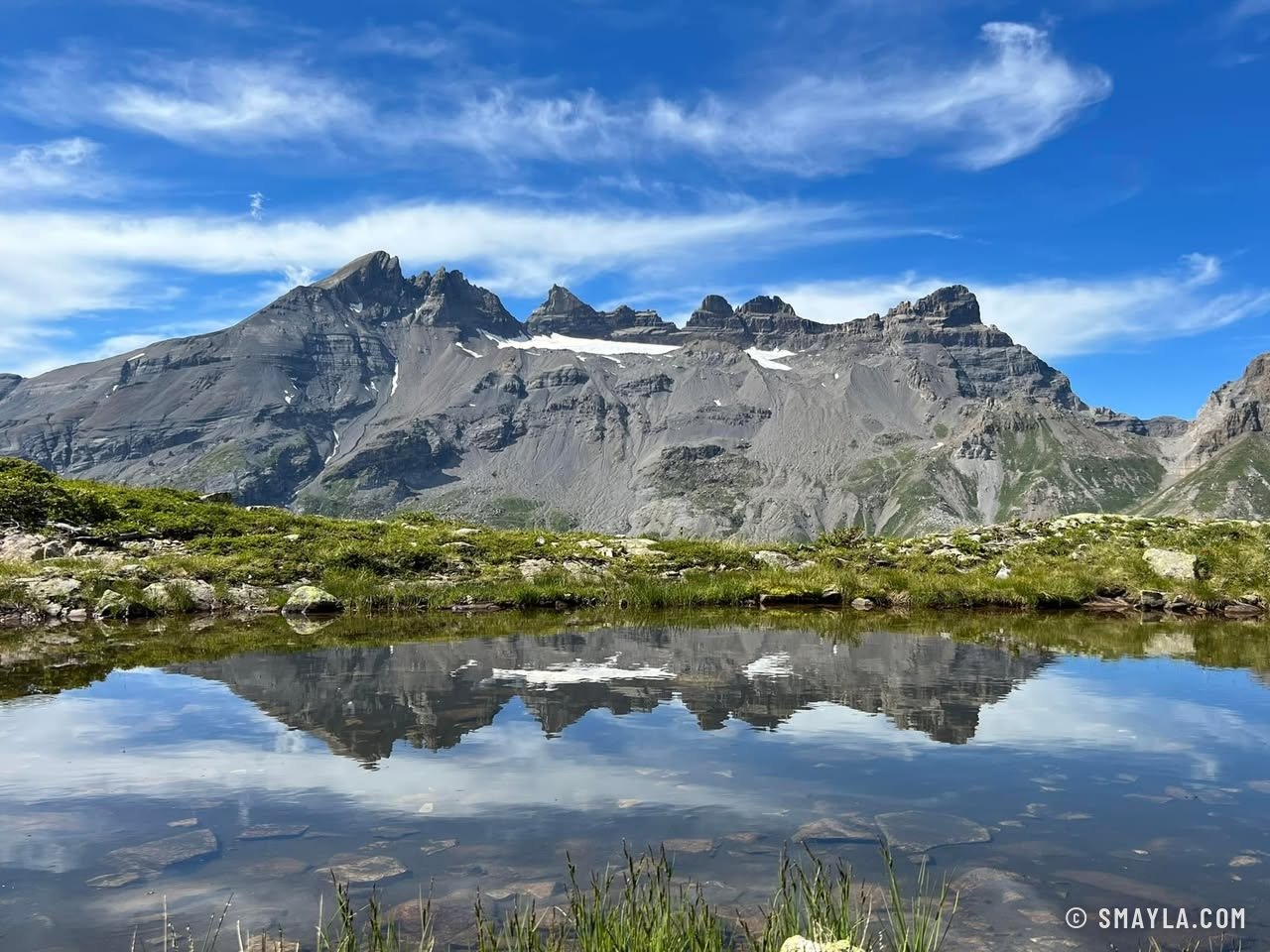 Reflet des sommets dans un lac