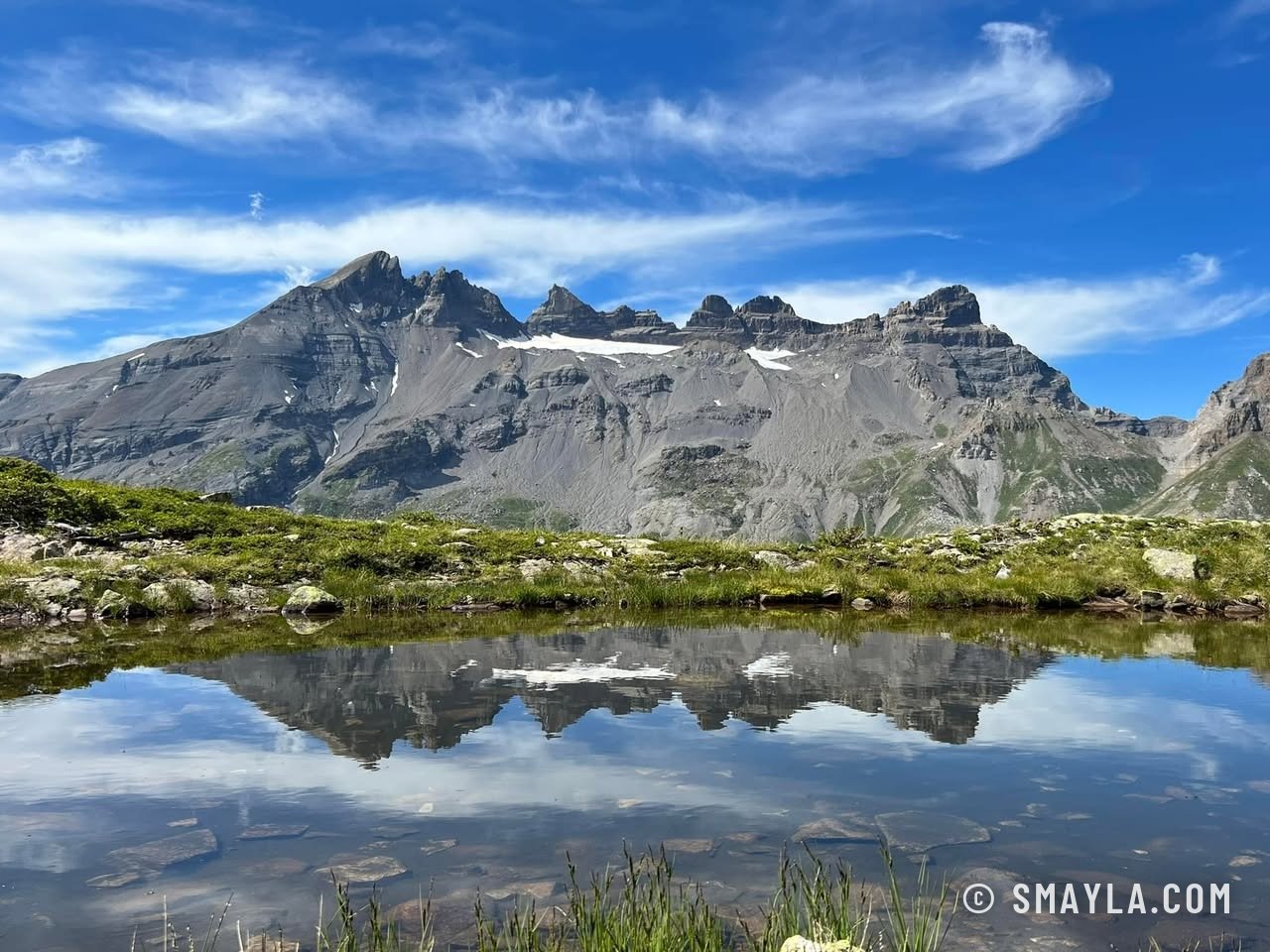 Reflet des sommets dans un lac