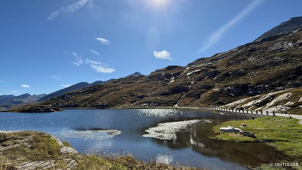 The lake at the pass in the sun