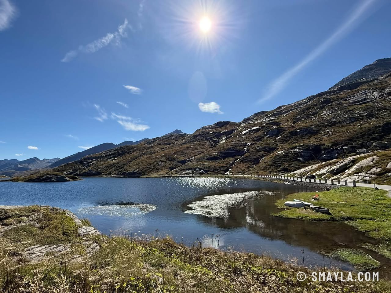 Le lac du col sous le soleil