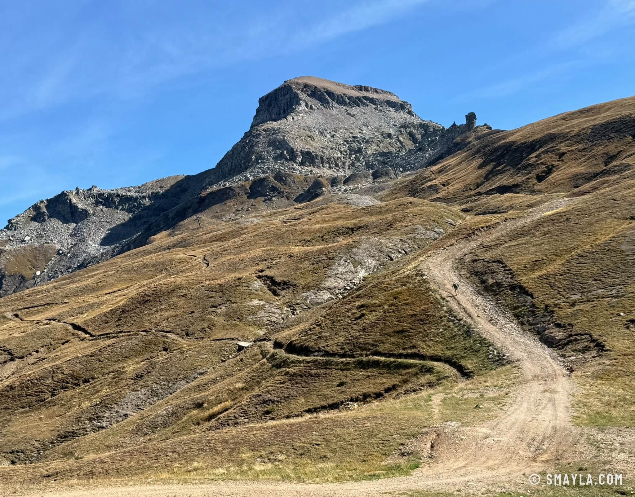 Sommet et chemin d'alpage