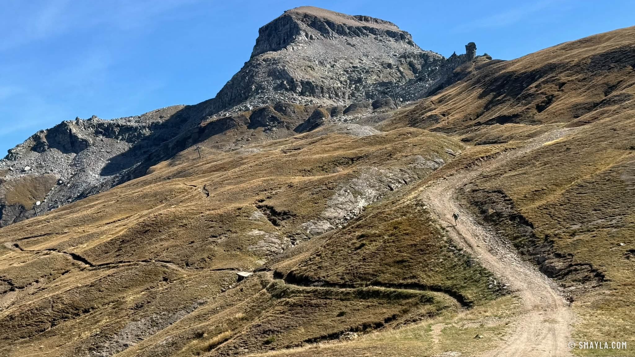 Sommet et chemin d'alpage