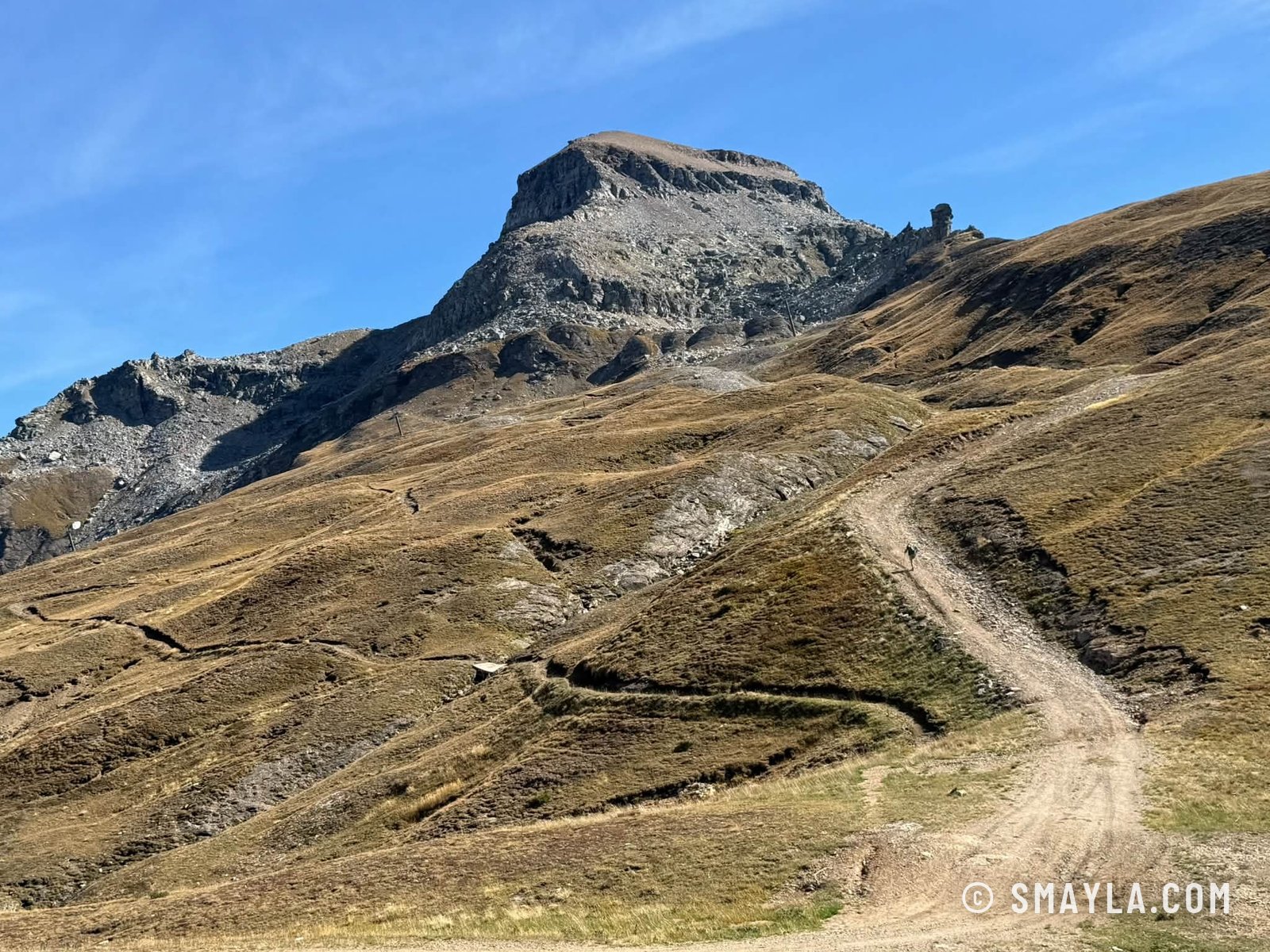 Sommet et chemin d'alpage
