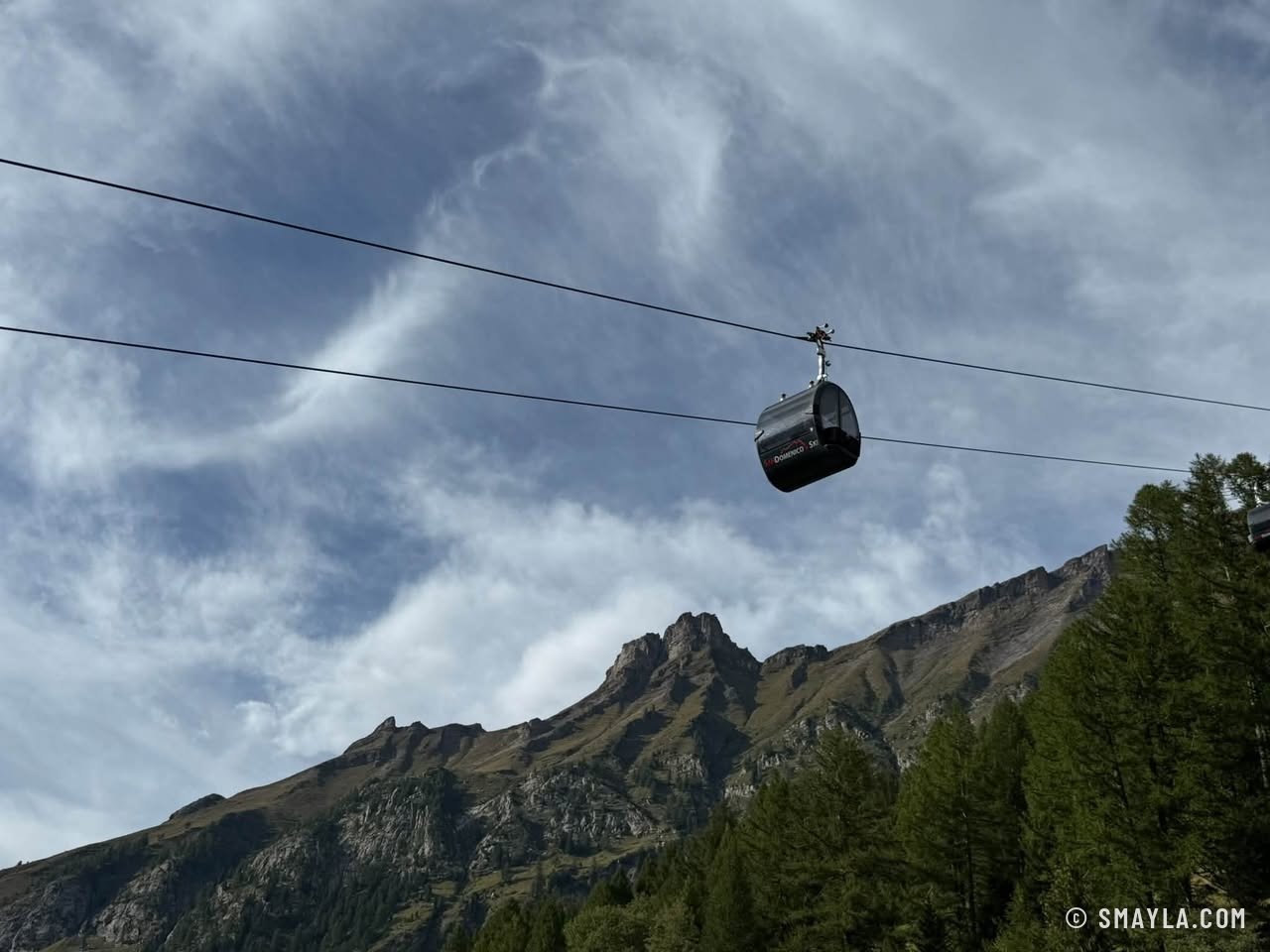 Télécabine sous les nuages