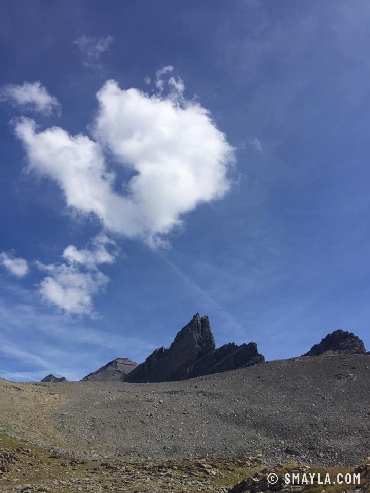Aiguilles rocheuses sous un ciel bleu