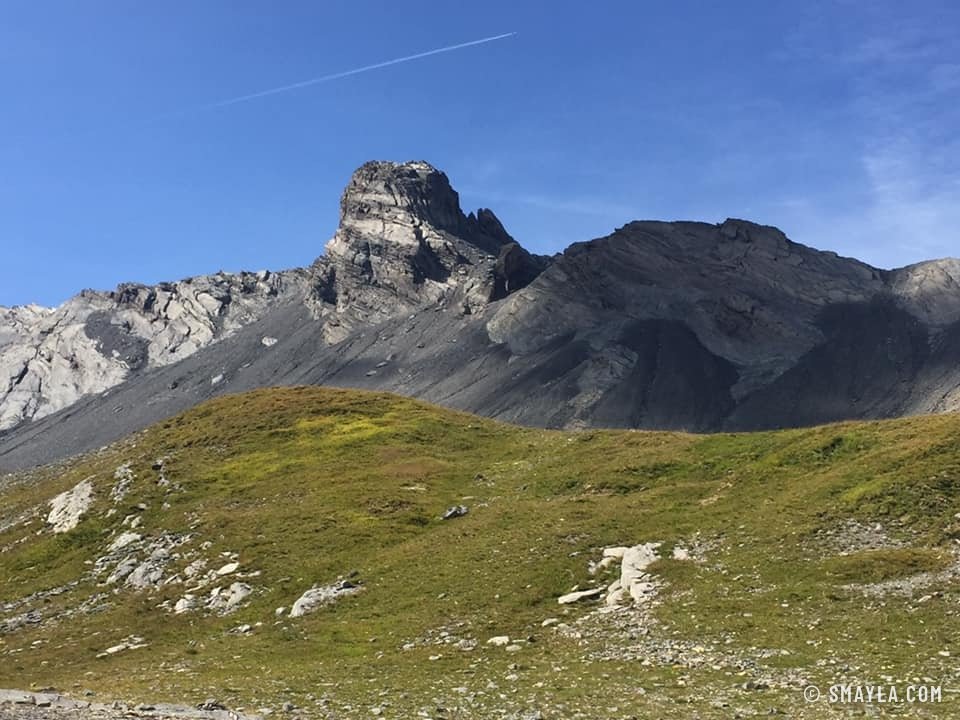 Sommet rocheux au-dessus de l'alpage