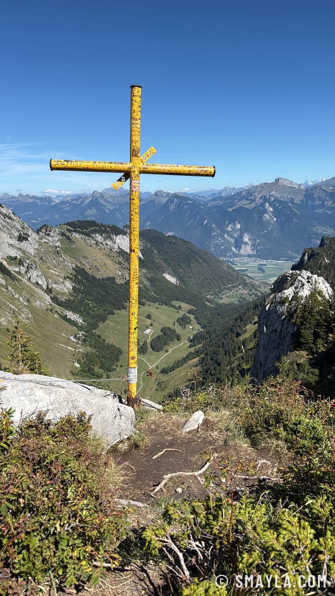 Croix sommitale jaune