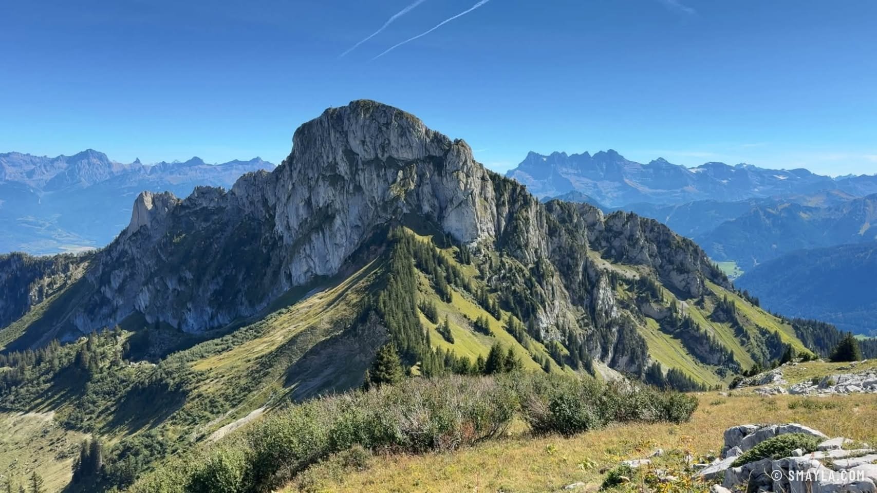 Sommet rocheux et alpage