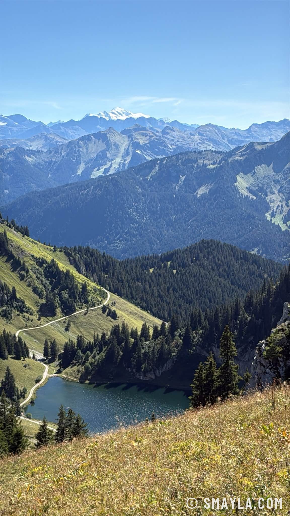 Le lac d'Arvouin tout en bas