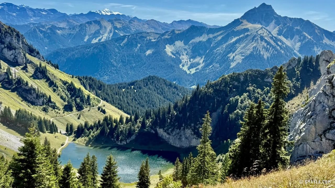 Vue plongeante sur le lac d'Arvouin