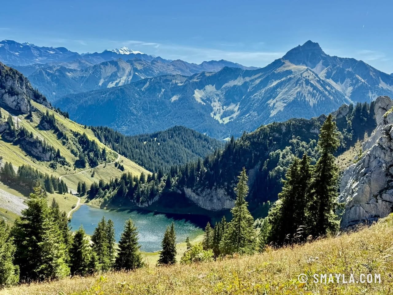Vue plongeante sur le lac d'Arvouin