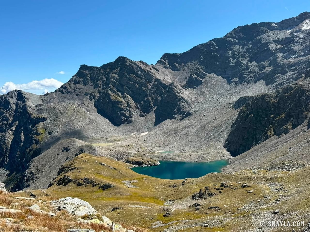 Lac bleu dans la caillasse