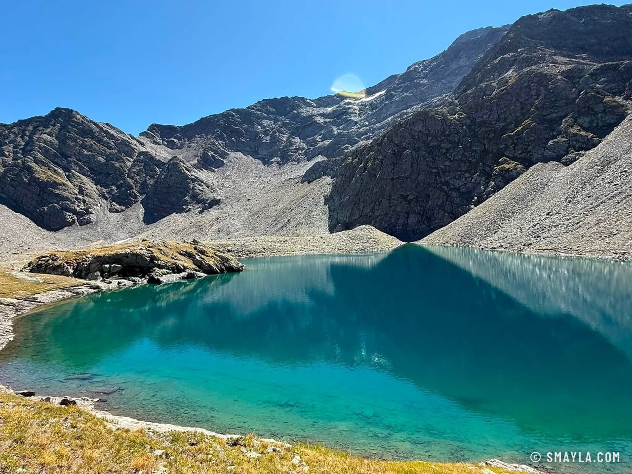 Lac turquoise sous les parois