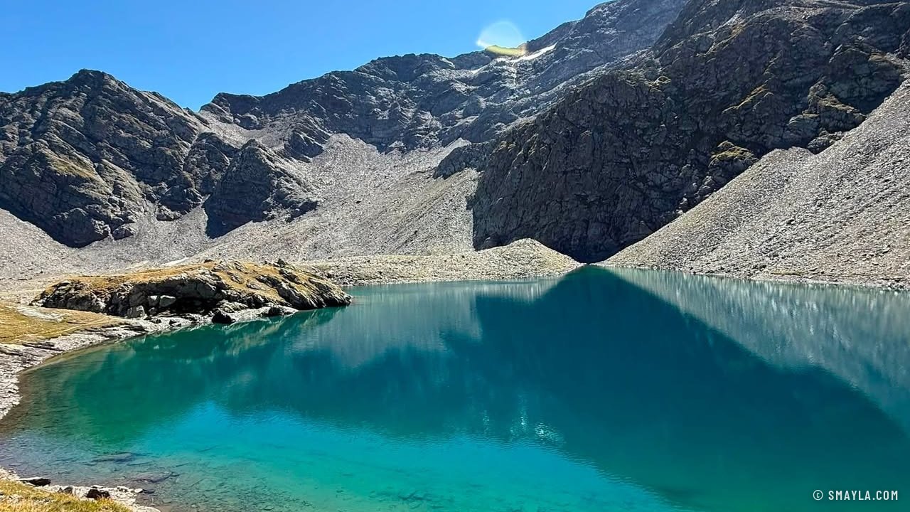 Lac turquoise sous les parois