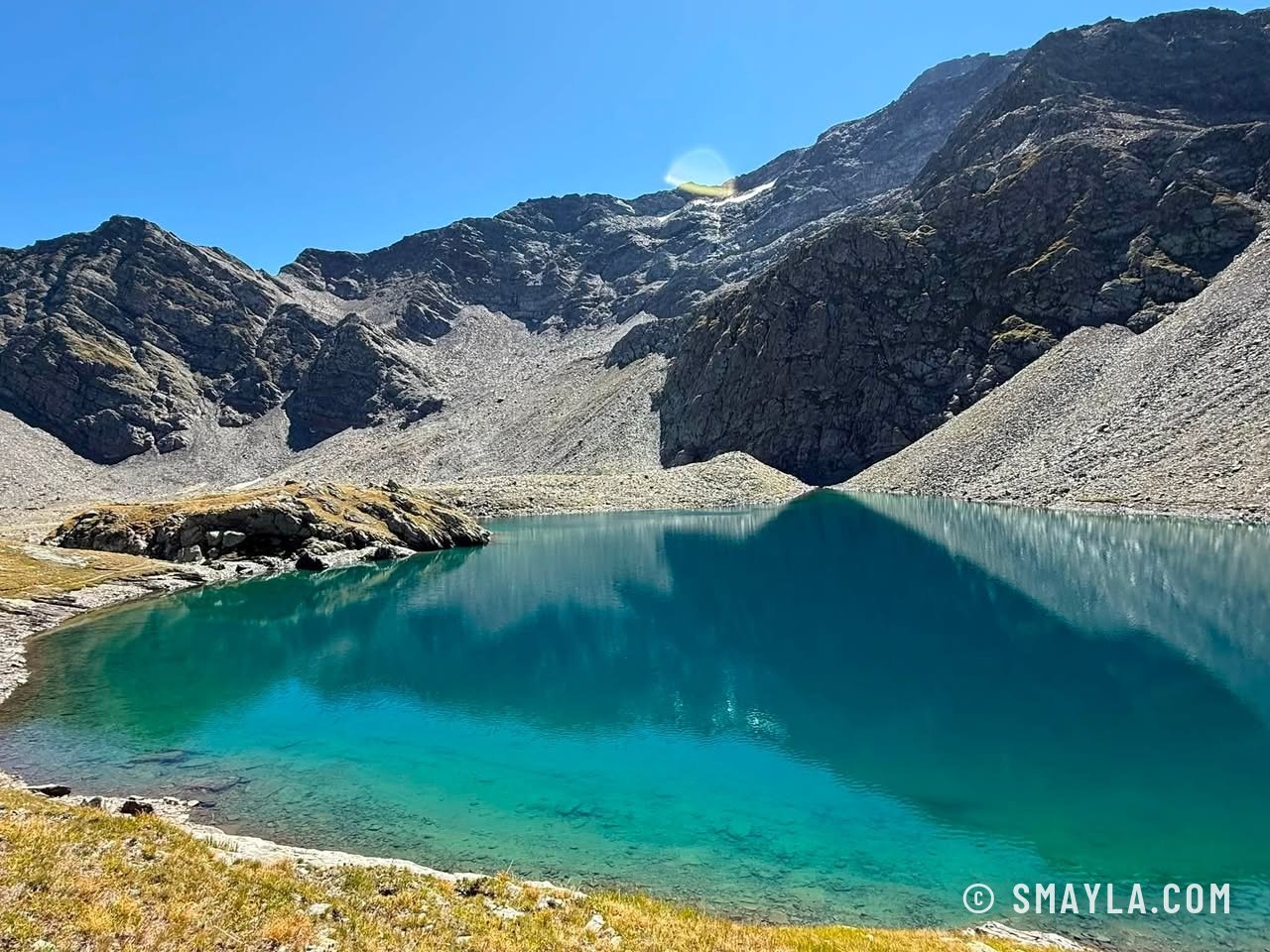 Lac turquoise sous les parois