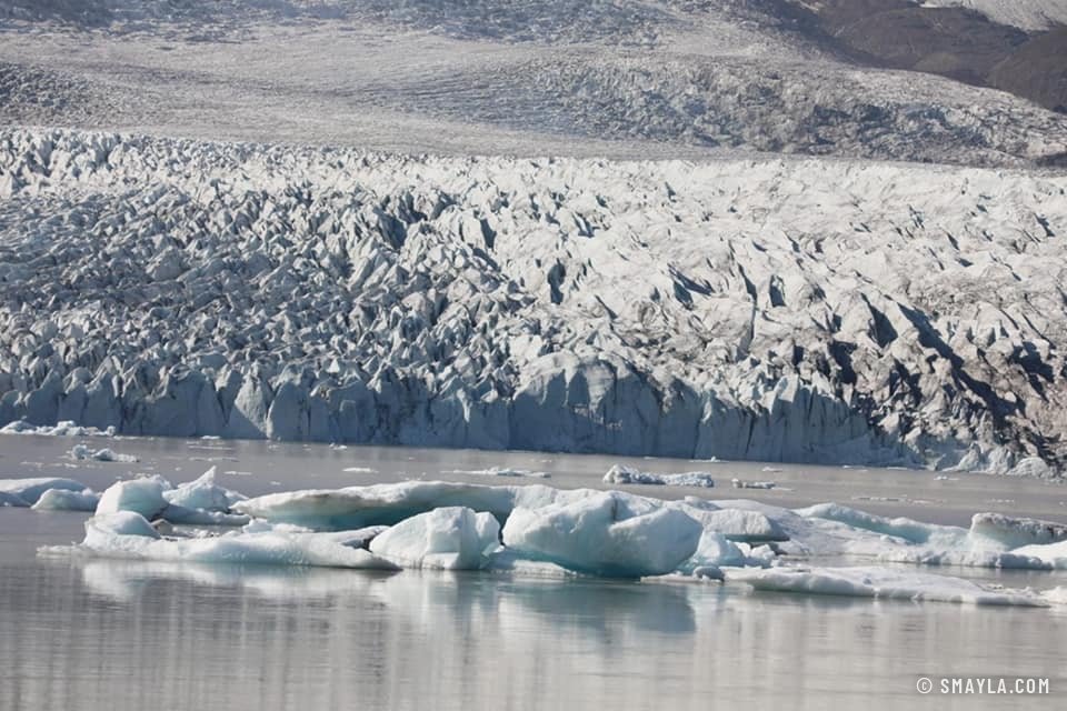 Front du glacier au bord de l'eau