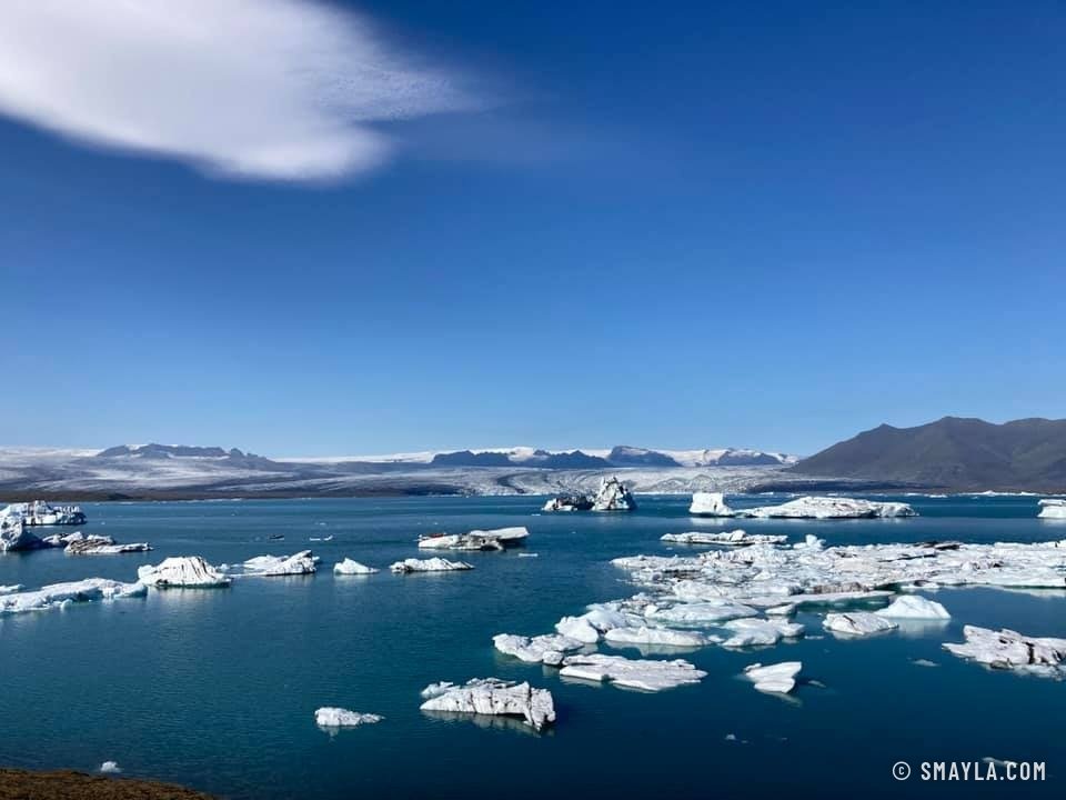 Lagune et icebergs sous le ciel bleu