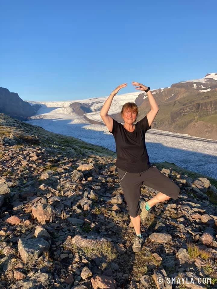 Emmanuelle sur les rochers face au glacier