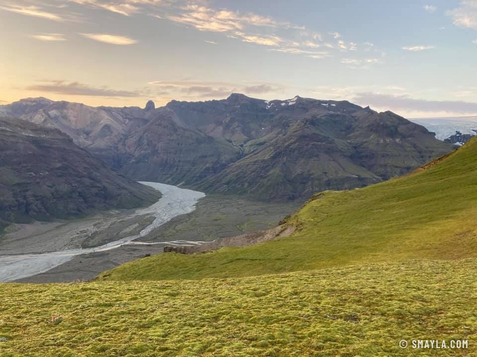 Rivière glaciaire dans la vallée