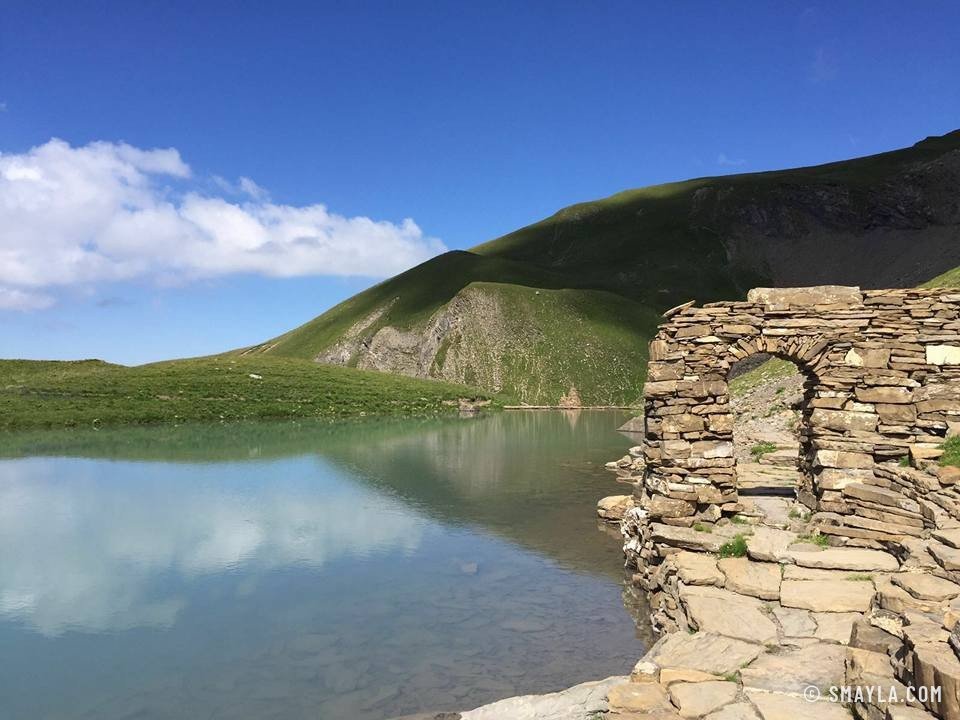 Muret de pierre sèche au bord de l'eau