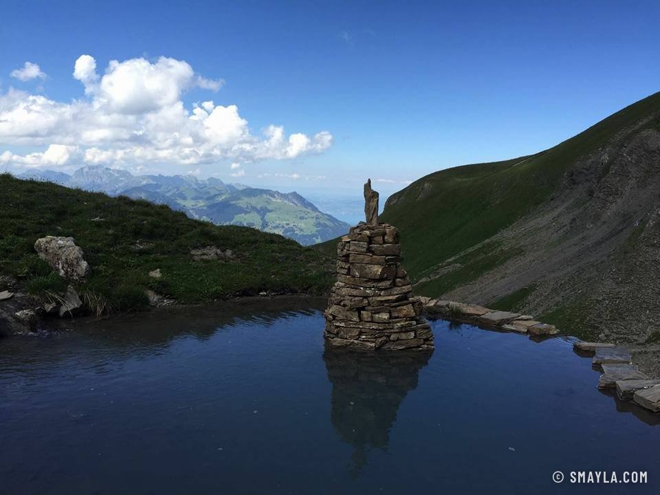 Cairn dressé dans le lac