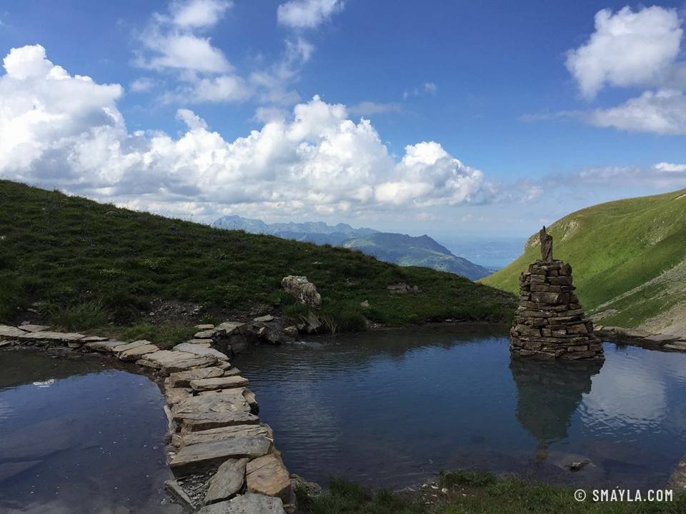 Chaussée de pierres et cairn