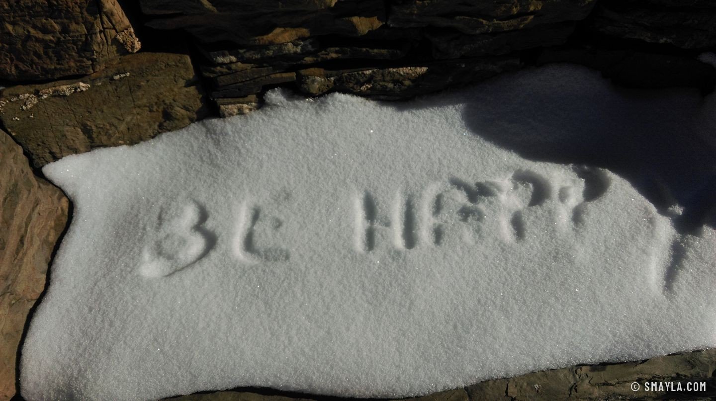 Be happy, écrit dans la neige