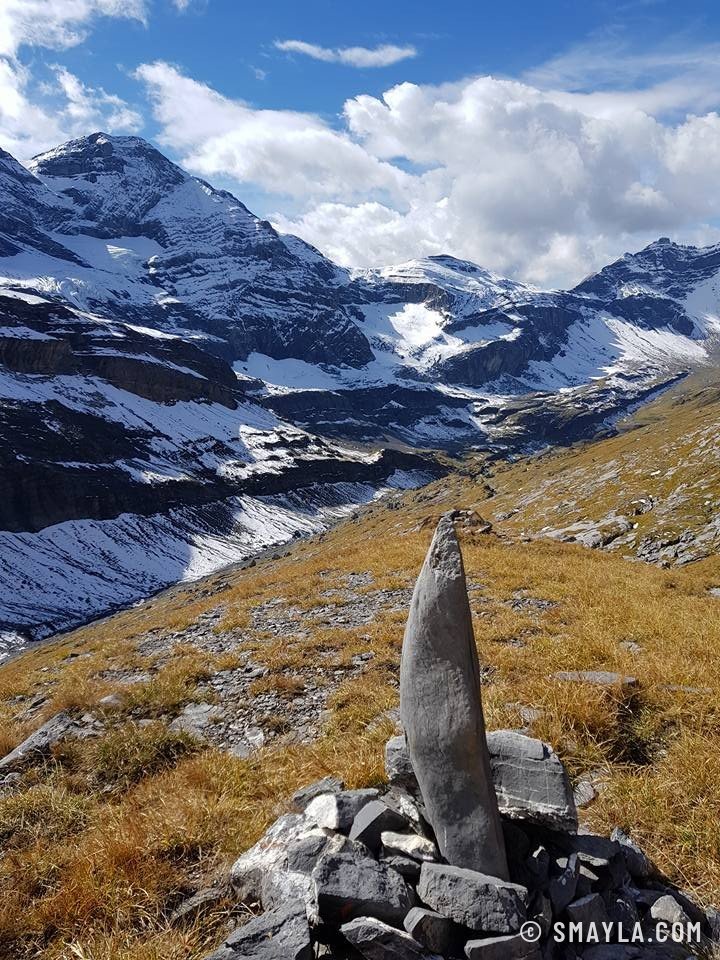 Borne de pierre face aux glaciers