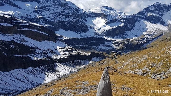 Borne de pierre face aux glaciers