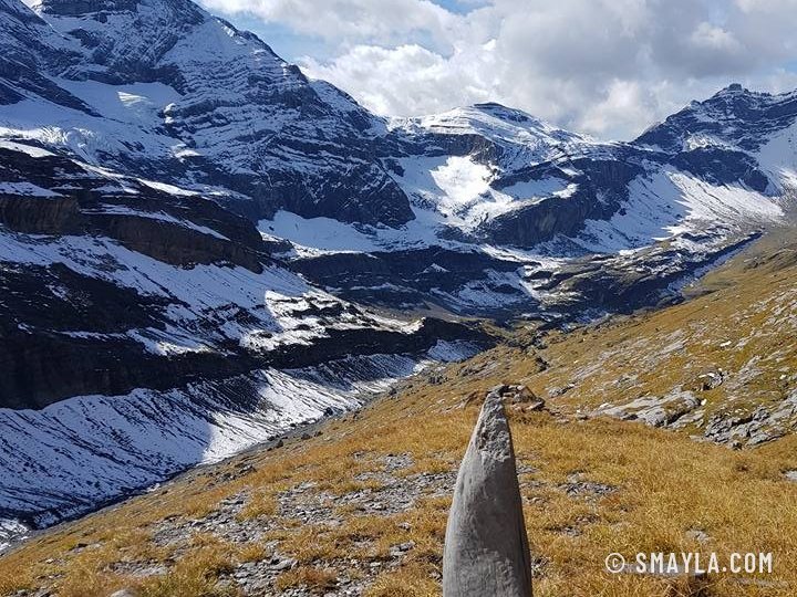 Borne de pierre face aux glaciers