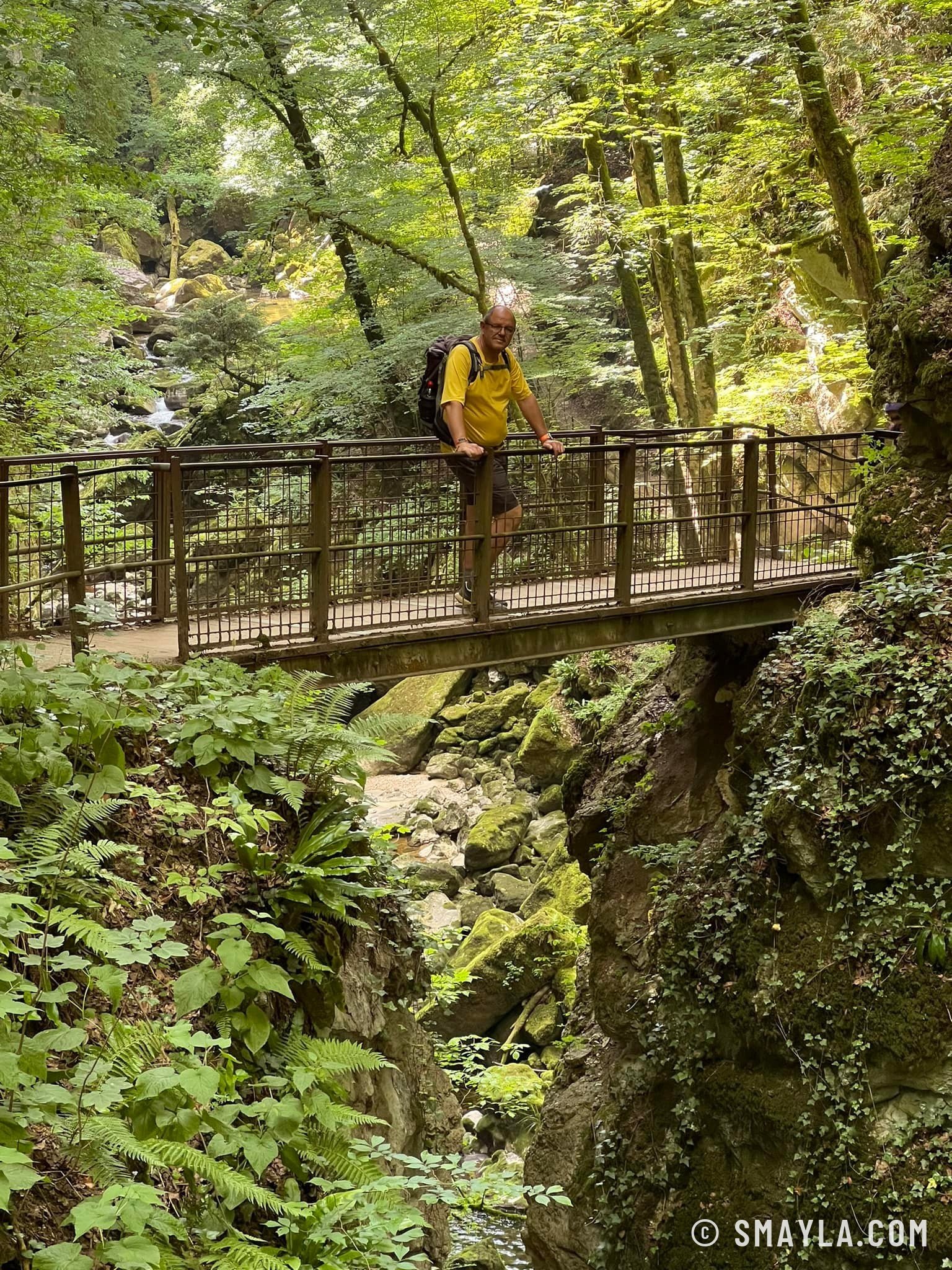 Christian sur une passerelle