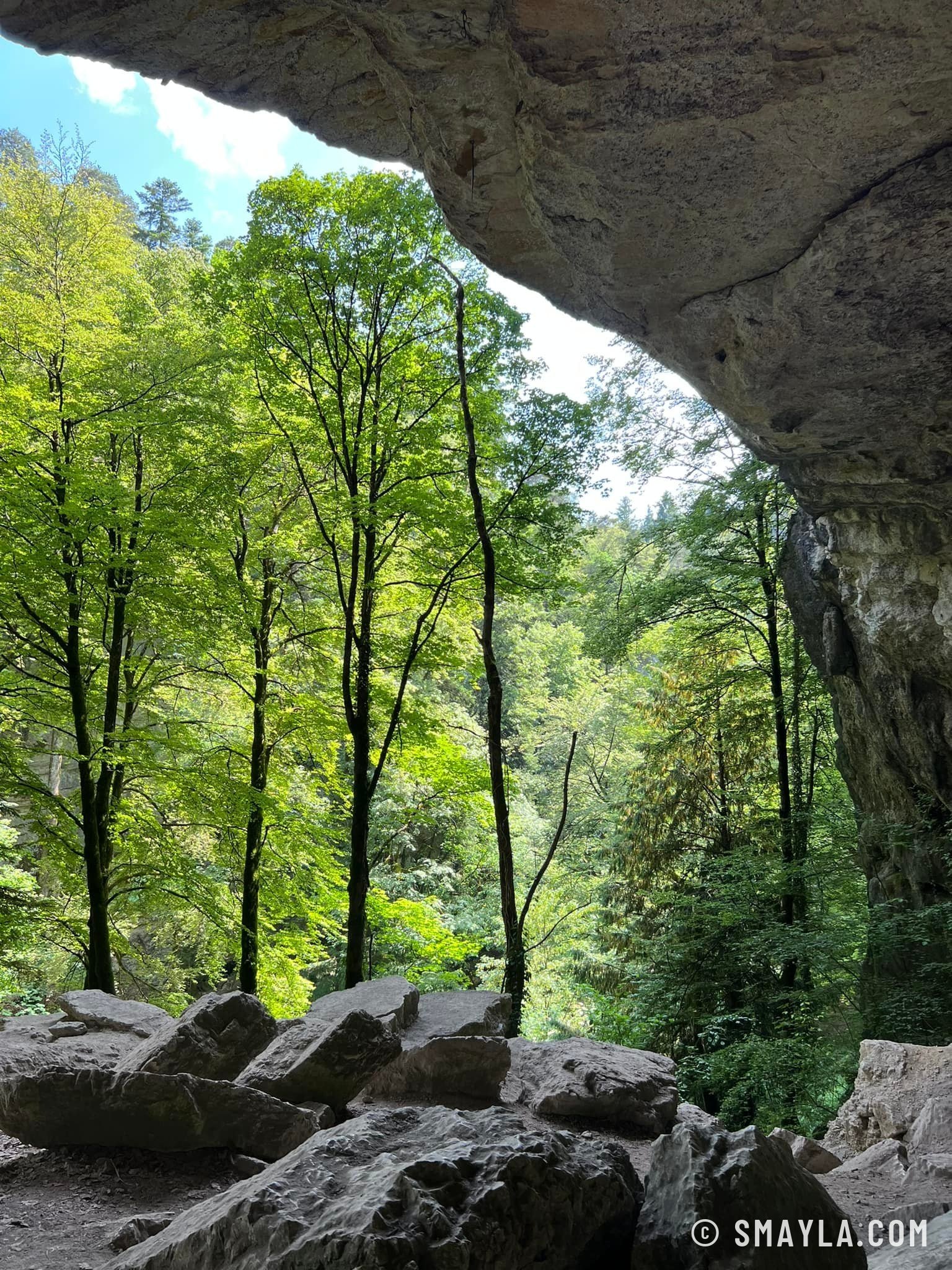 Sous un surplomb rocheux