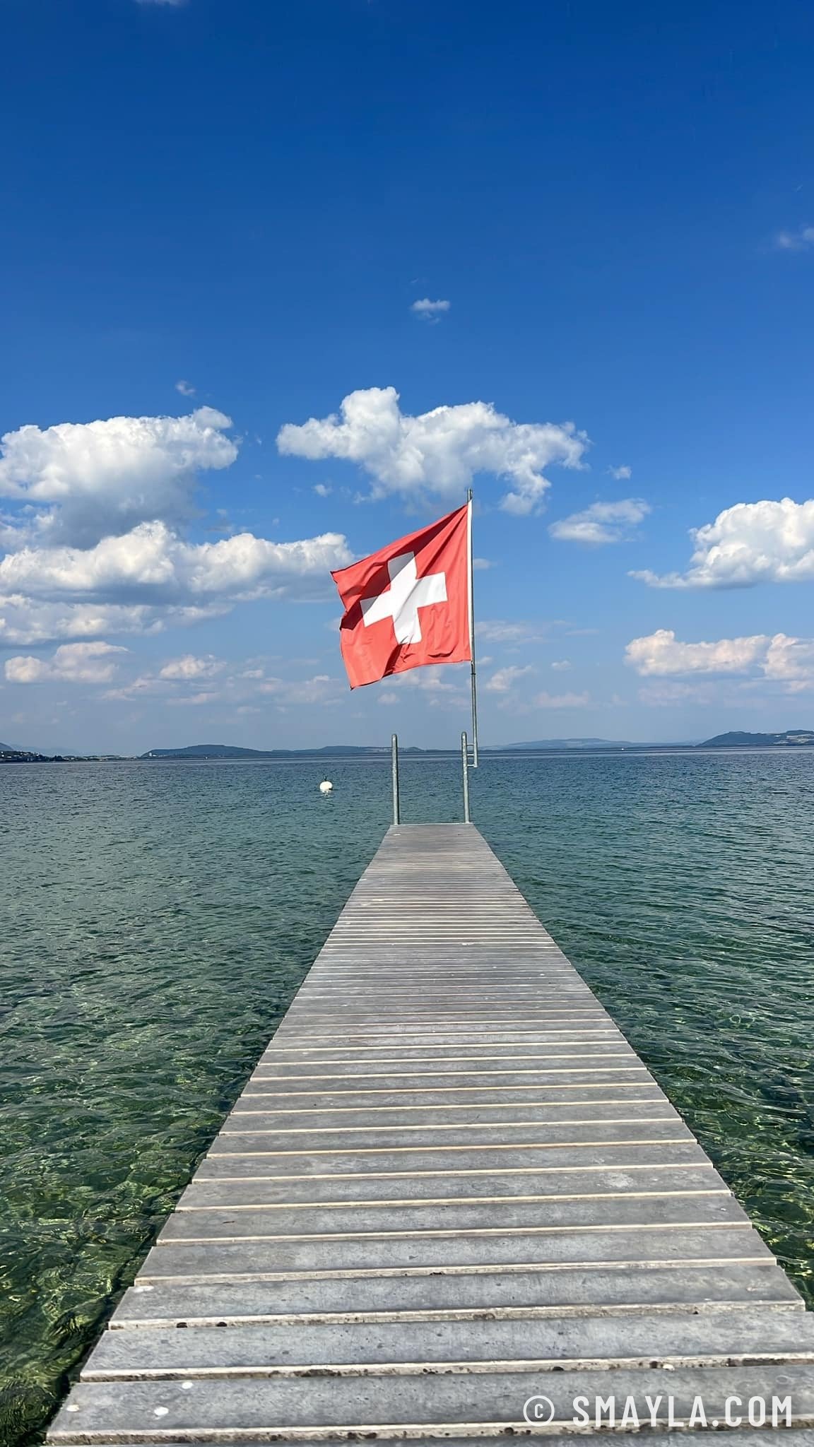 Ponton et drapeau suisse sur le lac